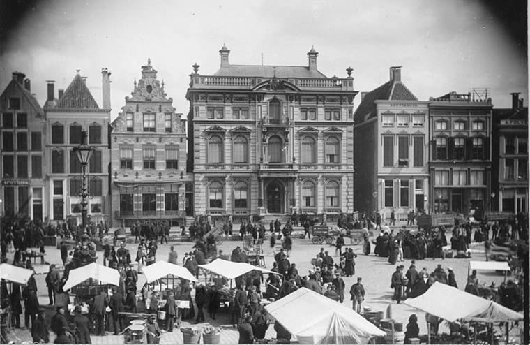 Foto boven: In het midden het Scholtenshuis in betere tijden, met op de voorgrond de markt, circa 1895. 
Bron: Beeldbank Groningen nr. 242257. Licentie: Public Domain.